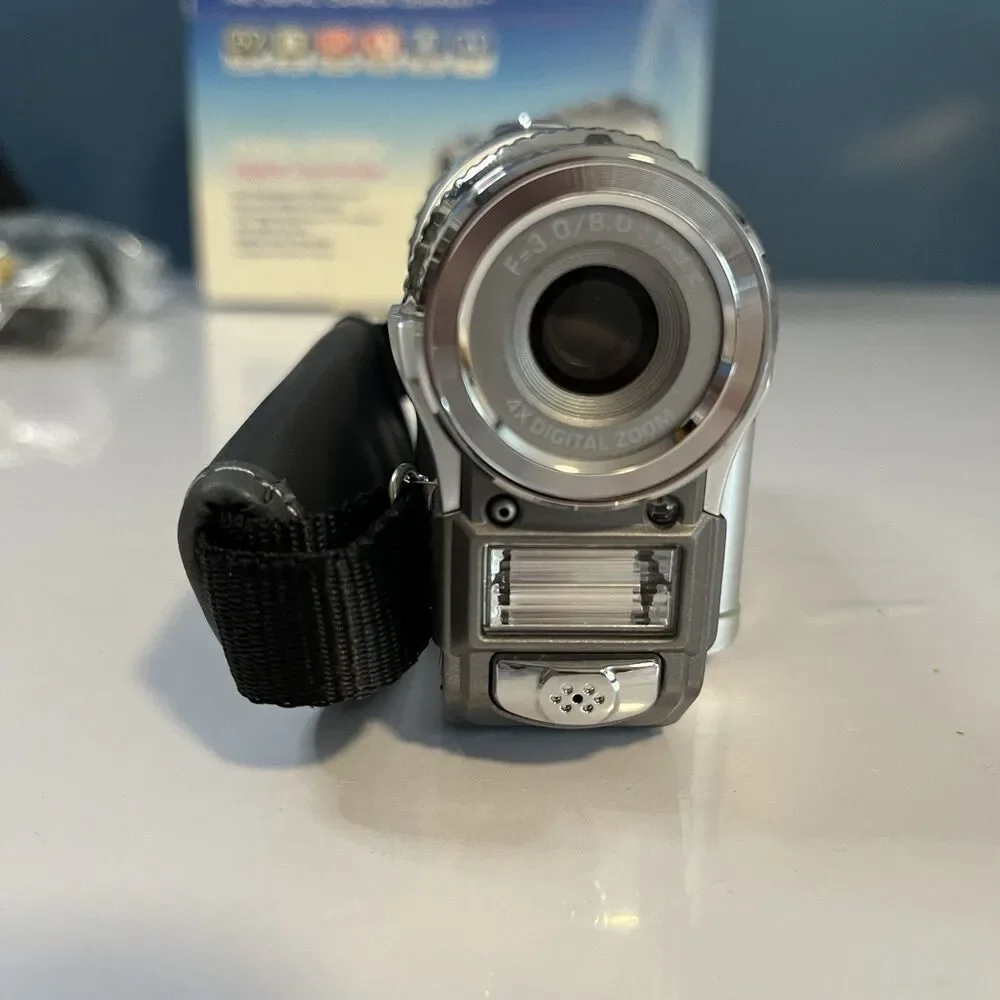DXG 572V Digital Camcorder/5.0 Megapixel  4x Digital Zoom Open Box